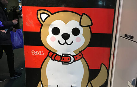 Shiba Inu auf einem Getränkeautomat in Tokyo